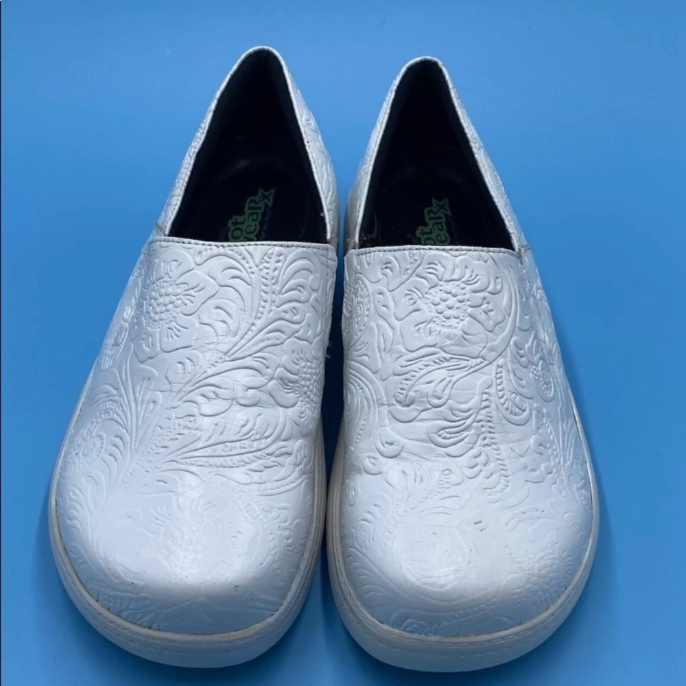 landau white tooled clogs. Size‎ 7, Water slip resistant
FooteaRX